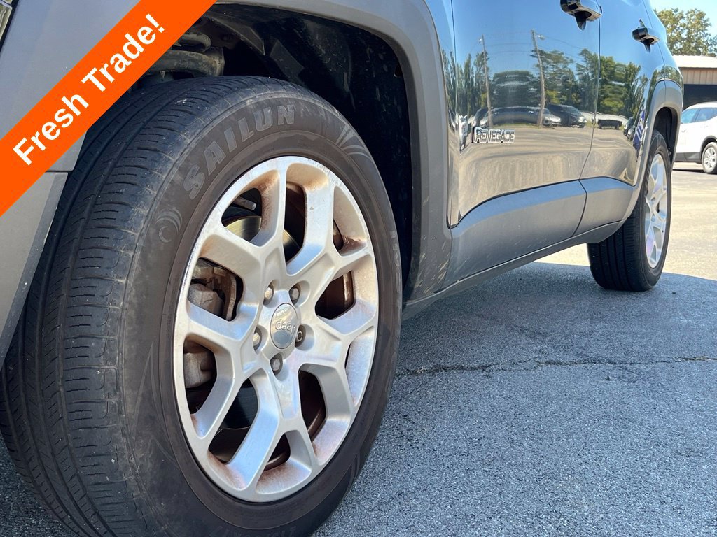 Used 2017 Jeep Renegade Latitude FWD image 16