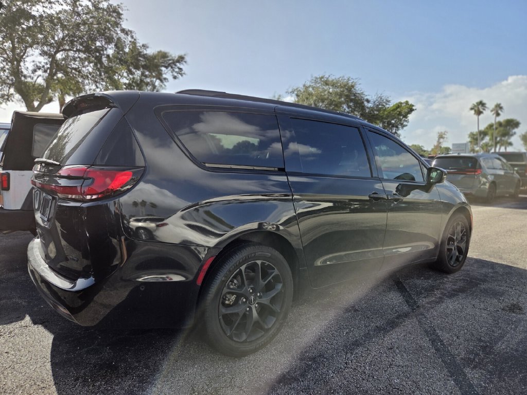 Used 2023 Chrysler Pacifica Touring-L w/ S Appearance Package AWD/4WD image 5