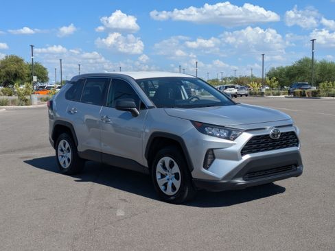 Used 2022 Toyota RAV4 LE w/ Carpet Mat Package (TMS) FWD image 7
