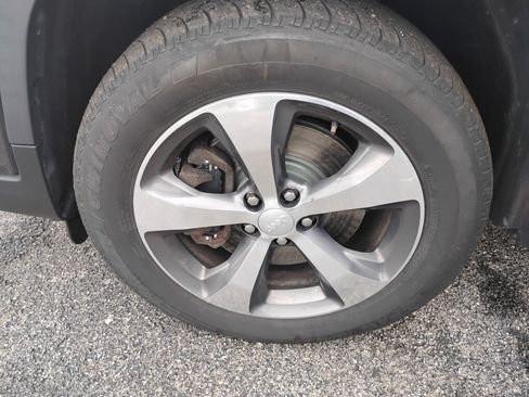Used 2019 Jeep Cherokee Limited AWD/4WD image 24