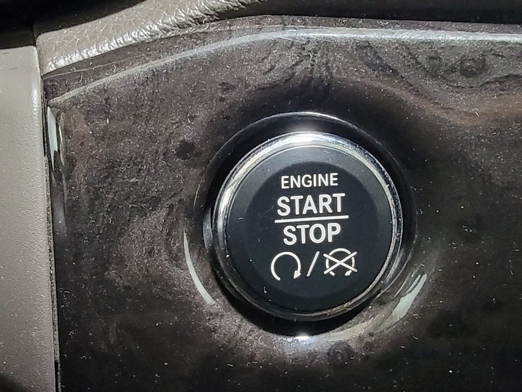 Used 2013 Jeep Grand Cherokee Laredo AWD/4WD image 19