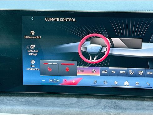 Certified 2024 BMW X7 xDrive40i w/ Premium Package image 21