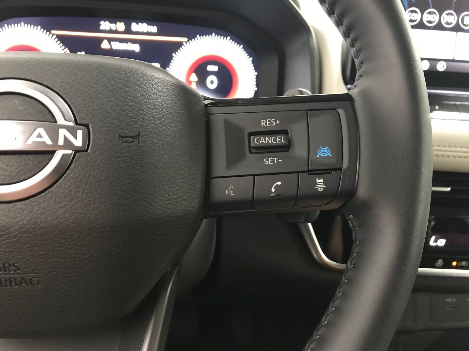 Used 2025 Nissan Rogue SL AWD/4WD image 17