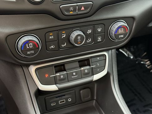 Used 2023 GMC Terrain SLT w/ Elevation Edition image 20