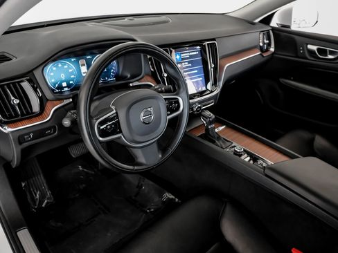 Used 2020 Volvo S60 T5 Momentum image 2
