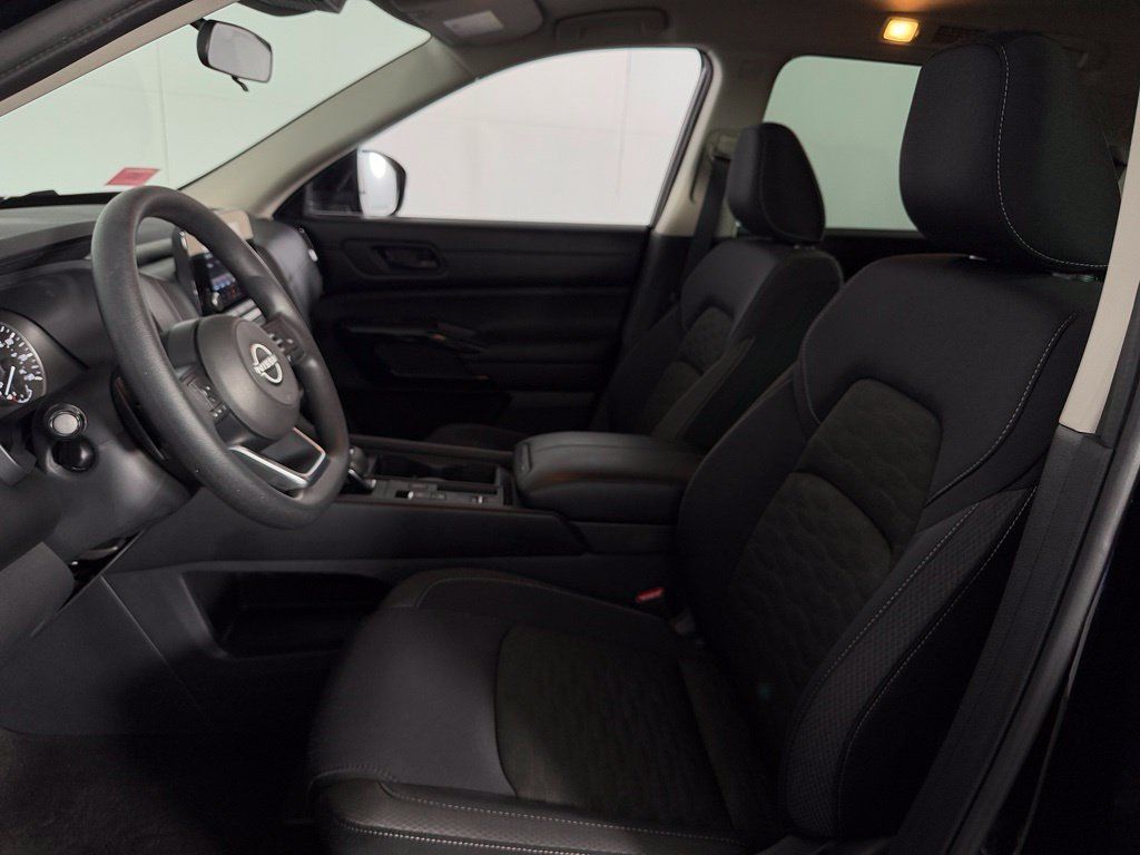 Used 2025 Nissan Pathfinder S FWD image 21