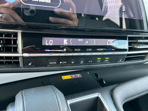 Used 2025 Toyota Sienna XLE FWD image 26