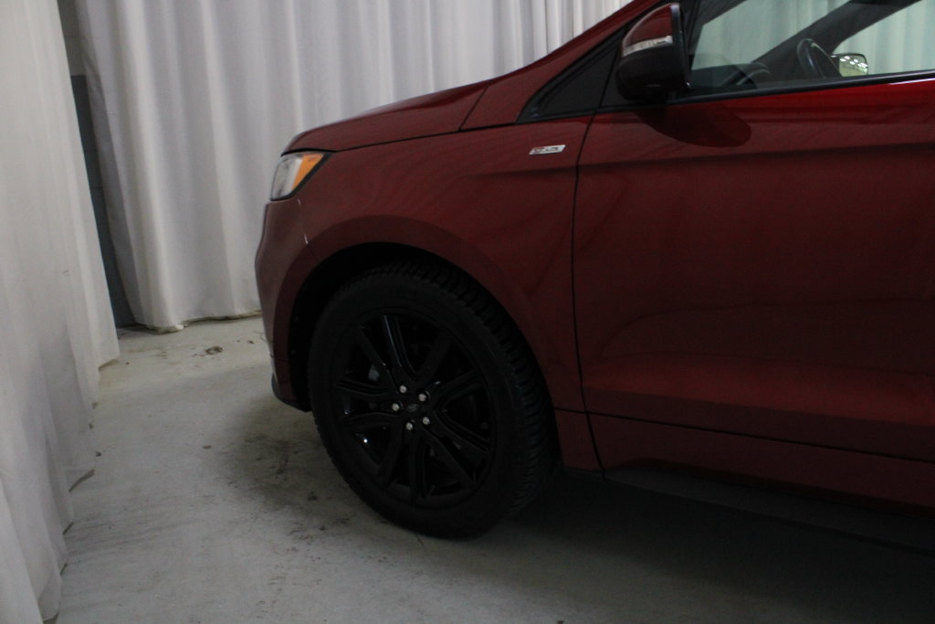 Used 2020 Ford Edge ST-Line w/ Cold Weather Package FWD image 28