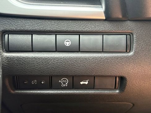 Used 2024 Nissan Rogue SV FWD image 3