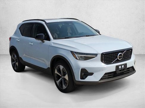 Used 2024 Volvo XC40 B5 Plus AWD/4WD image 3