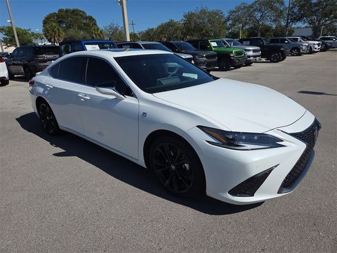 Used 2023 Lexus ES 300h F Sport image 2