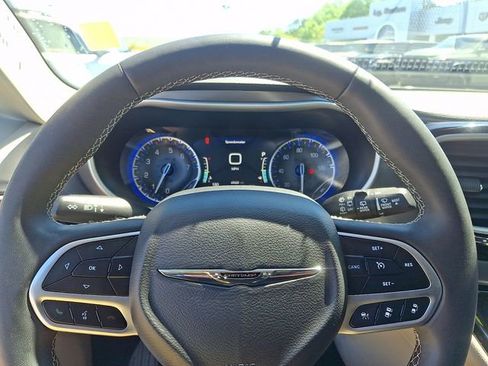 Used 2024 Chrysler Pacifica Touring-L FWD image 20