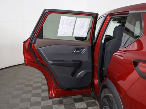 Used 2023 Nissan Rogue SV image 17