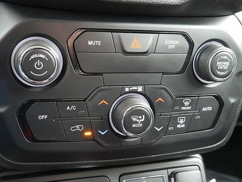 Used 2018 Jeep Renegade Trailhawk w/ Cold Weather Group II image 39