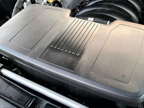 Used 2023 Chevrolet Suburban Premier image 32