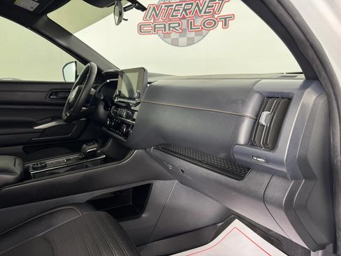 Used 2025 Nissan Pathfinder Rock Creek AWD/4WD image 12