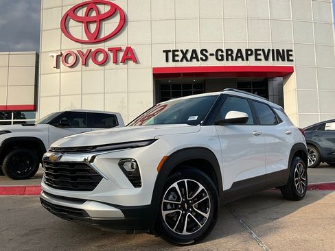 Used 2025 Chevrolet TrailBlazer LT image 2