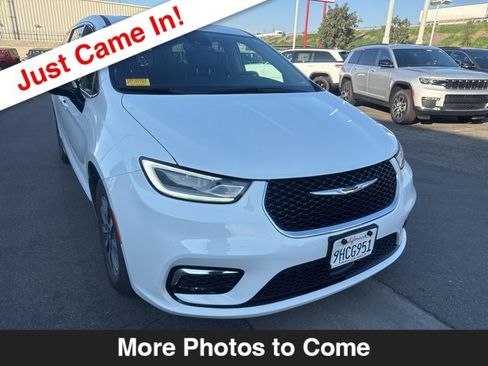 Used 2023 Chrysler Pacifica Limited image 8