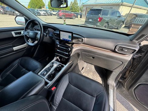 Used 2021 Ford Explorer Limited w/ Equipment Group 301A AWD/4WD image 9