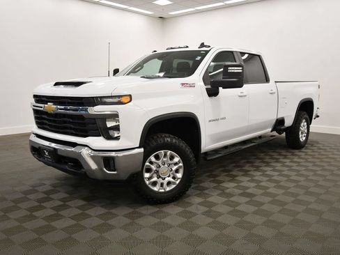 Used 2024 Chevrolet Silverado 3500 LT w/ Convenience Package AWD/4WD image 2