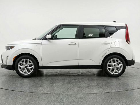 Used 2025 Kia Soul LX w/ LX Technology Package image 5