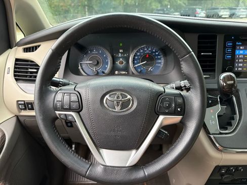 Used 2017 Toyota Sienna XLE Premium FWD image 23