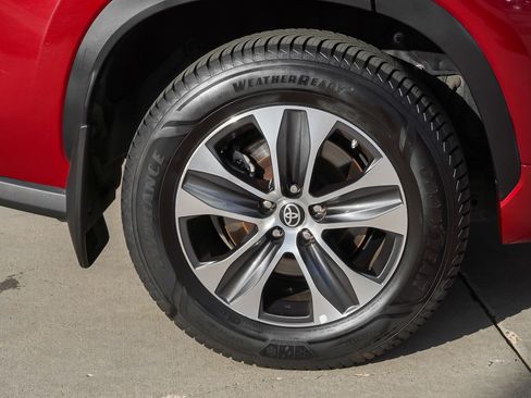 Certified 2022 Toyota Highlander XLE image 11