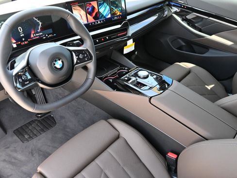 Used 2026 BMW 530i w/ Premium Package RWD image 11