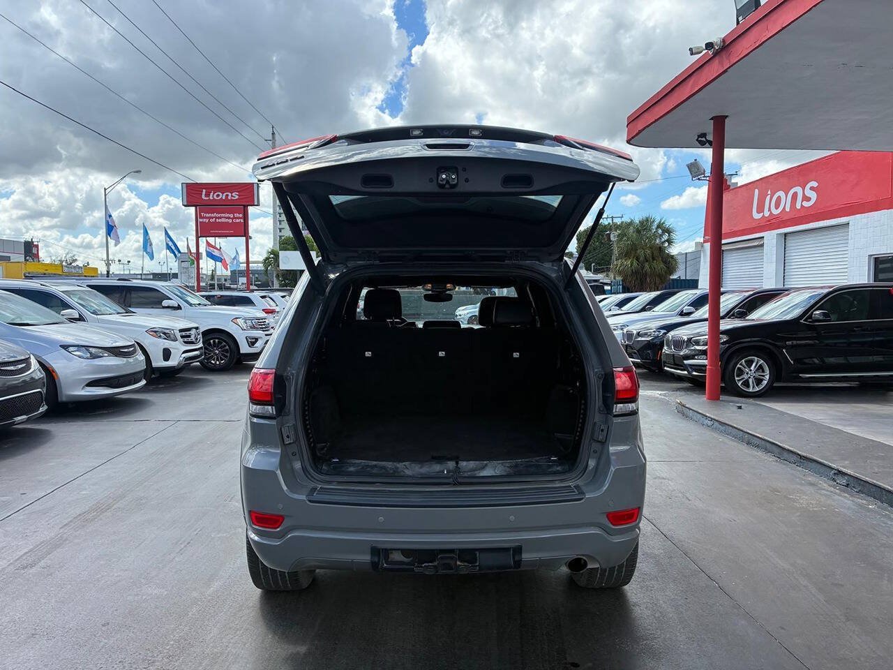 Used 2019 Jeep Grand Cherokee Altitude AWD/4WD image 7