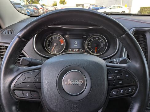 Used 2020 Jeep Cherokee Trailhawk AWD/4WD image 25