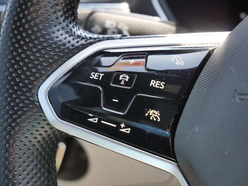 Used 2023 Volkswagen Tiguan SE R-Line AWD/4WD image 33