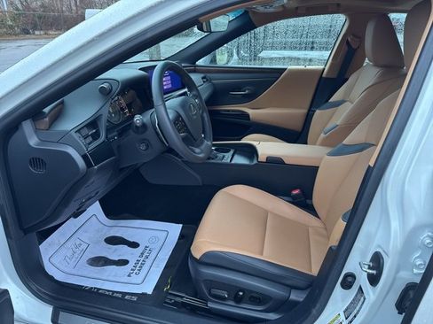 Certified 2023 Lexus ES 300h w/ Premium Package image 10