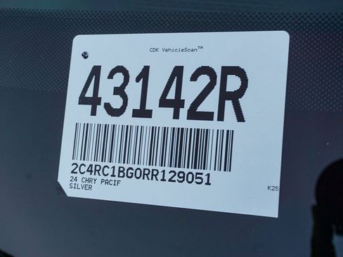 Used 2024 Chrysler Pacifica Touring-L image 27