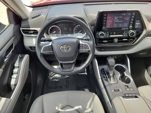 Used 2022 Toyota Highlander XLE FWD image 19