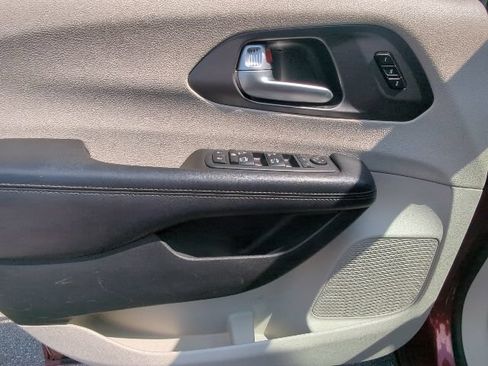 Used 2018 Chrysler Pacifica Limited FWD image 12