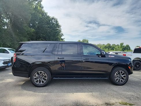 Used 2023 Chevrolet Suburban Z71 w/ Luxury Package AWD/4WD image 6