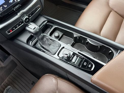 Used 2020 Volvo XC60 T6 Momentum image 25