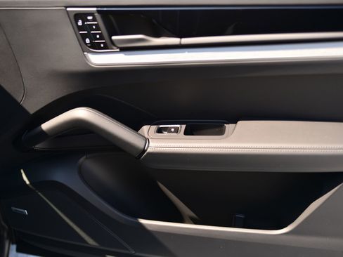 Used 2026 Porsche Cayenne S image 12