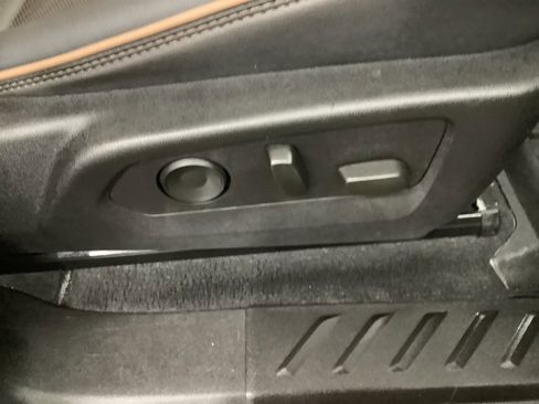 Used 2024 GMC Canyon AT4 image 25