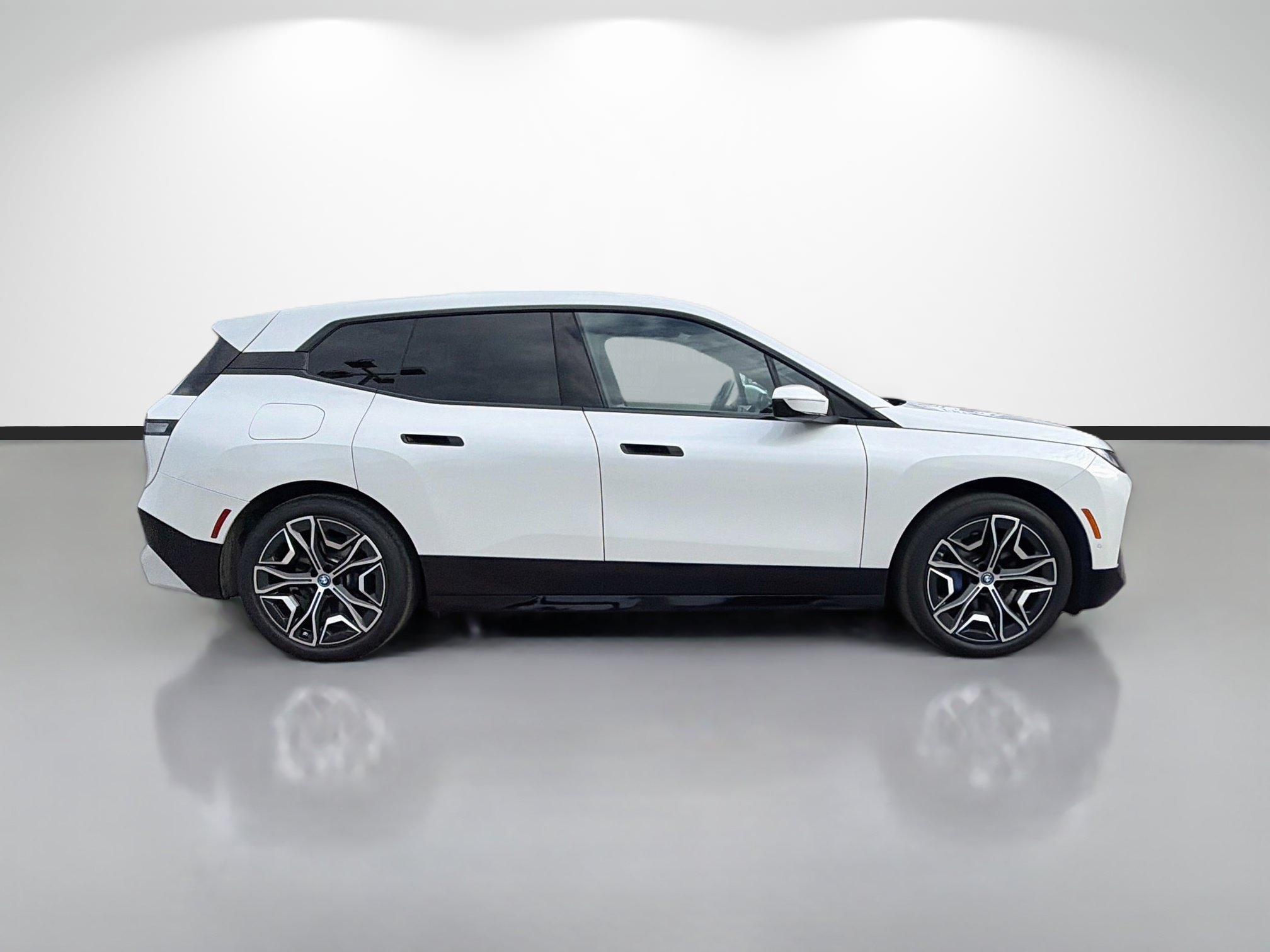 Used 2024 BMW iX xDrive50 w/ Premium Package AWD/4WD image 2