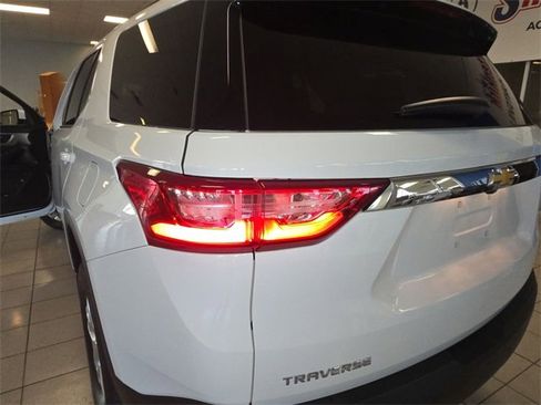 Used 2021 Chevrolet Traverse LT image 29