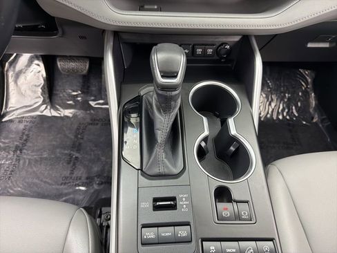 Used 2020 Toyota Highlander XLE AWD/4WD image 15