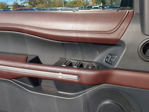 Used 2024 Ford Expedition Limited image 12