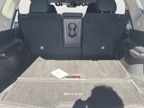 Used 2020 Nissan Rogue SV FWD image 16