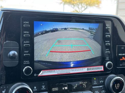 Used 2022 Toyota Highlander XLE image 11