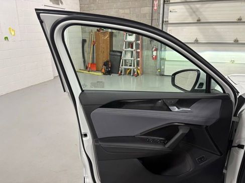 New 2025 Volkswagen Tiguan SE image 12