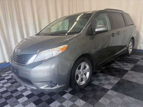 Used 2013 Toyota Sienna LE FWD image 2