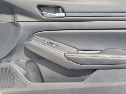 Used 2025 Nissan Altima 2.5 SV FWD image 32