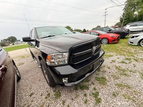 Used 2019 RAM 1500 Express w/ Express Value Package AWD/4WD image 4