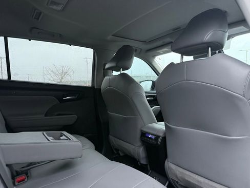 Used 2020 Toyota Highlander XLE image 19